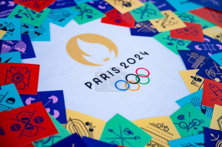 Foto de PARÍS, FRANCIA, 26 DE MARZO DE 2024: Emblema oficial de los Juegos Olímpicos de Verano junto con un conjunto completo de tarjetas de pictograma de cada deporte olímpico - Imagen libre de derechos