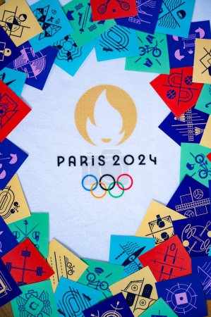Foto de PARÍS, FRANCIA, 26 DE MARZO DE 2024: Identidad visual de los Juegos Olímpicos de Verano en París 2024 Juegos Olímpicos de Verano Armonizados con una Selección de Pictogramas Representando el Espectro de los Deportes Olímpicos - Imagen libre de derechos