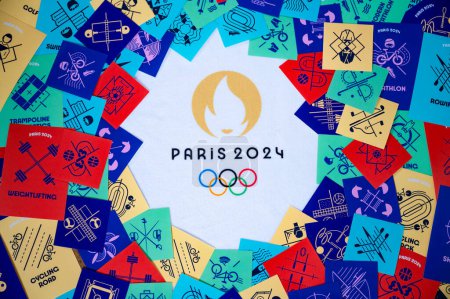 Téléchargez les photos : PARIS, FRANCE, 26 MARS 2024 : Logo officiel des Jeux Olympiques d'été de Paris 2024 accompagné d'une carte pictogramme détaillée représentant tous les sports olympiques - en image libre de droit