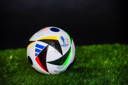 Téléchargez les photos : BERLIN, ALLEMAGNE, 17 AVRIL 2024 : Adidas Fussballliebe : symbole de passion et de précision pour le tournoi européen Euro 2024 en Allemagne - en image libre de droit
