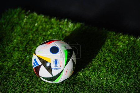 Téléchargez les photos : MUNICH, ALLEMAGNE, 17 AVRIL 2024 : Le ballon officiel Adidas Fussballliebe pour le tournoi européen Euro 2024 en Allemagne - en image libre de droit