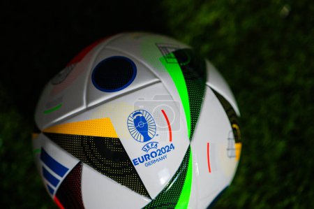 Foto de GELSENKIRCHEN, ALEMANIA, 17 DE ABRIL DE 2024: Adidas Fussballliebe Ball preparada para la acción en el campo - Imagen libre de derechos
