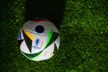 Téléchargez les photos : FRANKFURT, ALLEMAGNE, 17 AVRIL 2024 : Ballon de football officiel Adidas Fussballliebe pour le tournoi de football Euro 2024, placé sur l'herbe verte. Fond noir, éditez l'espace. Tournoi européen en Allemagne - en image libre de droit