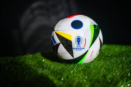 Foto de MUNICH, ALEMANIA, 17 DE ABRIL DE 2024: Adidas Fussballliebe Ball ocupa el centro del escenario del torneo europeo Euro 2024 en Alemania - Imagen libre de derechos