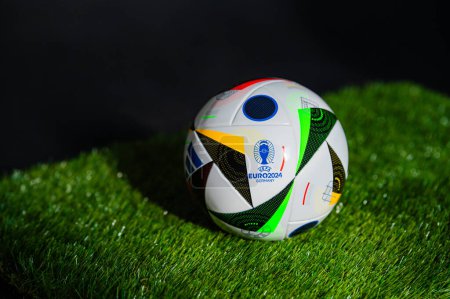 Foto de DORTMUND, ALEMANIA, 17 DE ABRIL DE 2024: El Adidas Fussballliebe Ball oficial para el torneo europeo Euro 2024 en Alemania - Imagen libre de derechos