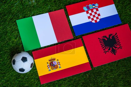 Groupe B au tournoi de football européen en Allemagne en 2024. Drapeaux d'Espagne, Croatie, Italie, Albanie et ballon de football sur herbe verte