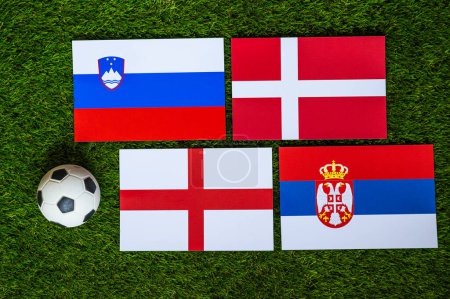 Groupe C au tournoi de football européen en Allemagne en 2024. Drapeaux de Slovénie, Danemark, Serbie, Angleterre et ballon de football sur herbe verte
