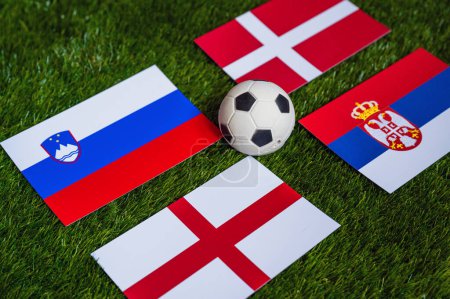 Groupe C au tournoi de football européen en Allemagne en 2024. Drapeaux de Slovénie, Danemark, Serbie, Angleterre et ballon de football sur herbe verte