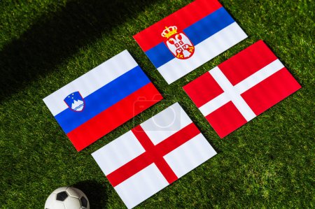 Téléchargez les photos : Slovénie prend en charge le groupe C : Drapeaux de Slovénie, Danemark, Serbie, Angleterre et ballon de football sur herbe verte au tournoi de football européen en Allemagne en 2024 - en image libre de droit