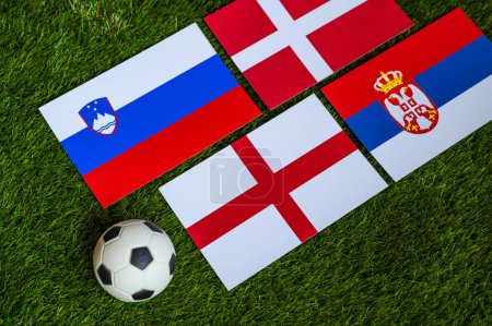 Foto de Torneo de Fútbol en Alemania 2024: Grupo C y banderas nacionales de Eslovenia, Dinamarca, Serbia, Inglaterra y pelota de fútbol sobre hierba verde - Imagen libre de derechos