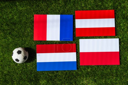 Gruppe D bei der Fußball-EM 2024 in Deutschland. Flaggen von Polen, den Niederlanden, Österreich, Frankreich und Fußball auf grünem Rasen