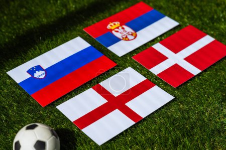 Foto de Torneo de fútbol en Alemania 2024: Grupo C, banderas nacionales de Eslovenia, Dinamarca, Serbia, Inglaterra y pelota de fútbol sobre hierba verde - Imagen libre de derechos
