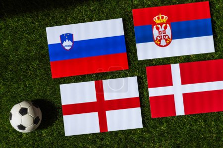 Gruppe C bei der Fußball-EM 2024 in Deutschland. Flaggen von Slowenien, Dänemark, Serbien, England und Fußball auf grünem Rasen