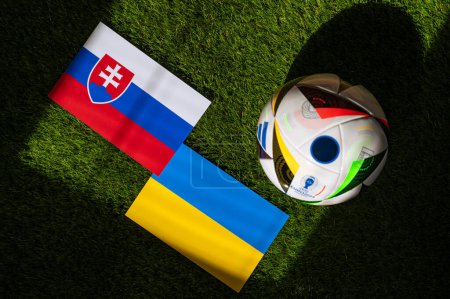 Foto de LEIPZIG, ALEMANIA, 17 DE ABRIL DE 2024: Eslovaquia vs Ucrania, Euro 2024 Partido de fútbol del Grupo E en Dsseldorf Arena, Dsseldorf, 21 de junio de 2024, balón oficial sobre hierba verde - Imagen libre de derechos