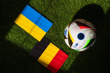 Foto de LEIPZIG, ALEMANIA, 17 DE ABRIL DE 2024: Ucrania vs Bélgica, Euro 2024 Partido de fútbol del Grupo E en Stuttgart Arena, Stuttgart, 26 de junio de 2024, balón oficial sobre hierba verde - Imagen libre de derechos