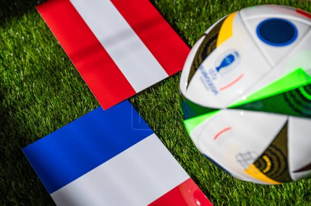 Foto de HAMBURG, ALEMANIA, 17 de abril de 2024, Austria vs Francia, Euro 2024 Partido de fútbol del Grupo D en Dsseldorf Arena, Dsseldorf, 17 de junio de 2024, balón oficial sobre hierba verde - Imagen libre de derechos