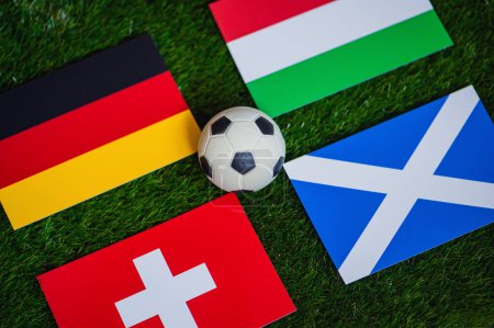 Fußballturnier in Deutschland 2024: Gruppe A und Nationalflaggen von Deutschland, Schottland, Ungarn, der Schweiz und Fußball auf grünem Rasen