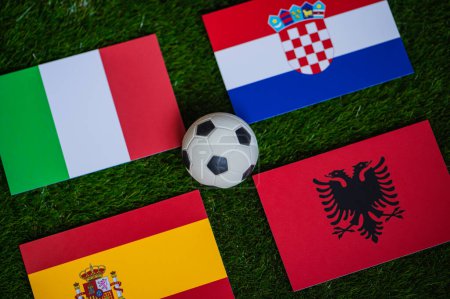 Fußballturnier in Deutschland 2024: Gruppe B und Nationalflaggen Spaniens, Kroatiens, Italiens, Albaniens und Fußball auf grünem Rasen