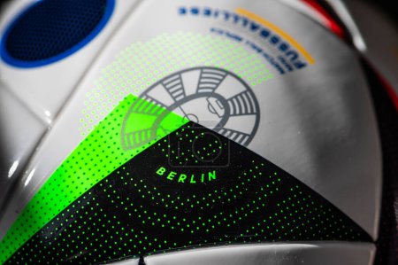 Téléchargez les photos : BERLIN, ALLEMAGNE, 17 AVRIL 2024 : Stade de football berlinois petit détail au bal officiel de l'Euro 2024 appelé Fussballliebe fait par Adidas. Lieu du tournoi de football Euro 2024 en Allemagne - en image libre de droit