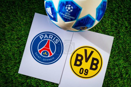 Foto de París, Francia, 28 de abril. 2024: Paris Saint-Germain (FRA) vs Borussia Dortmund (GER). Semifinales de fútbol UEFA Champions League 2024 en Europa. Logotipo de los equipos y balón de fútbol oficial en hierba verde - Imagen libre de derechos