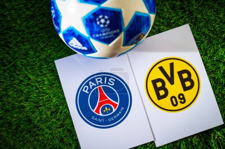 Foto de París, Francia, 28 de abril. 2024: Paris Saint-Germain (FRA) vs Borussia Dortmund (GER). Semifinales de fútbol UEFA Champions League 2024 en Europa. Logotipo de los equipos y balón de fútbol oficial en hierba verde - Imagen libre de derechos