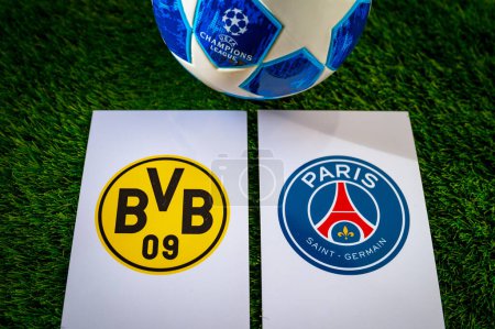 Foto de DORTMUND, ALEMANIA, 28 de abril. 2024: Borussia Dortmund (GER) vs Paris Saint-Germain (FRA). Semifinales de fútbol UEFA Champions League 2024 en Europa. Logotipo de los equipos y balón de fútbol oficial en gras verdes - Imagen libre de derechos