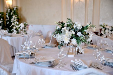 Foto de Wedding decorations. Holiday table decoration. Flowers - Imagen libre de derechos