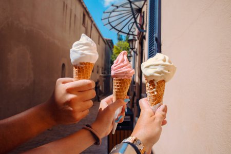 Téléchargez les photos : Gros plan cônes de crème glacée dans la rue - en image libre de droit