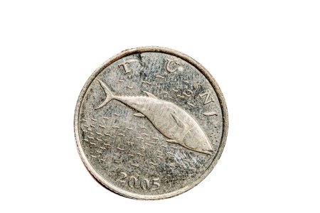 Foto de Antigua moneda usada y desgastada de 2 kunas. Moneda croata para dos kunas aisladas en blanco. - Imagen libre de derechos