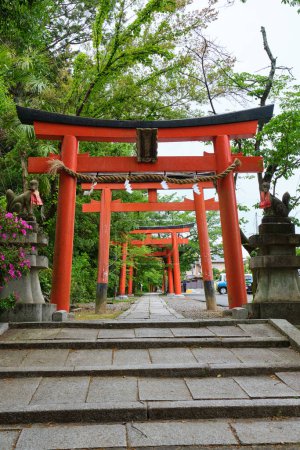 Foto de Kyoto, Japón. 24 de abril de 2023: Takenaka Inari Shinto Shrine entrance in Kyoto. - Imagen libre de derechos