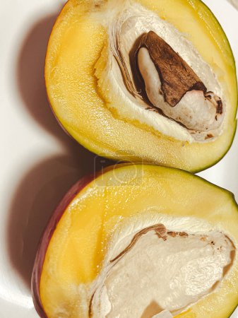 Téléchargez les photos : Macro mangue fraîche. La fosse aux fruits est visible en détail - en image libre de droit
