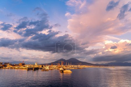 Foto de Nápoles, Italia - 08 06 2020: Puerto al atardecer con astilleros y volcán Vesubio. - Imagen libre de derechos