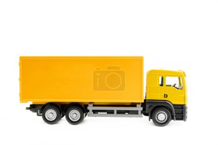 Foto de Camión amarillo aislado sobre fondo blanco, transporte de coches de entrega - Imagen libre de derechos