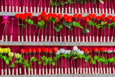 Téléchargez les photos : Un stand de tir avec des roses comme prix sur un terrain de foire - en image libre de droit