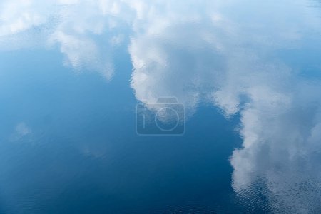 Reflejo espejo cielo azul y hermosas nubes en el río. Onda del cielo en aguas superficiales de nubes de cúmulos blancos. Fondo de la naturaleza calma abstracta. Patrón y fondo de pantalla de paisaje nublado increíble.