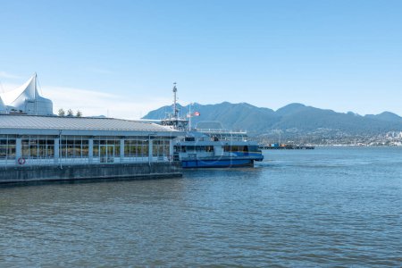 Foto de Vancouver, Canadá - 12 de julio de 2022: Un lecho marino se dirige hacia la estación Waterfront desde el norte de Vancouver. - Imagen libre de derechos