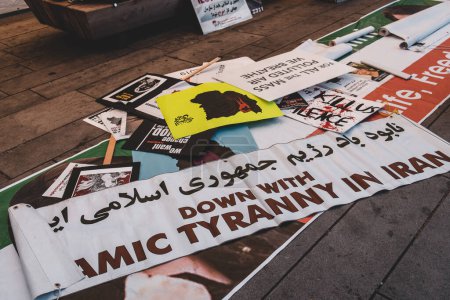 Téléchargez les photos : Vancouver, Canada - 14 octobre 2022 : Énorme rassemblement en faveur des manifestations iraniennes devant la Vancouver Art Gallery. Vue du panneau vers le bas avec la tyrannie islamique en Iran - en image libre de droit