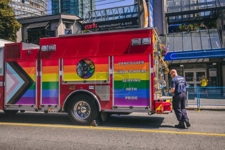 Foto de Vancouver, Canadá - 31 de julio de 2022: Camión de bomberos en Robson Street con una bandera del arco iris durante el Desfile del Orgullo - Imagen libre de derechos