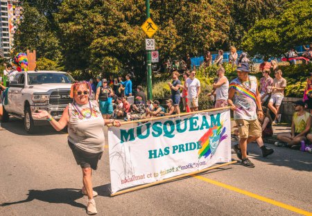 Foto de Vancouver, Canadá - 31 de julio de 2022: Durante el Desfile del Orgullo, la gente de la nación Musqueam está caminando por Pacific Street - Imagen libre de derechos