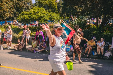 Foto de Vancouver, Canadá - 31 de julio de 2022: Durante el Desfile del Orgullo, una anciana camina por Pacific Street - Imagen libre de derechos