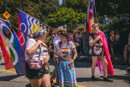 Foto de Vancouver, Canadá - 31 de julio de 2022: La gente está caminando por la calle Robson con una bandera del arco iris durante el Desfile del Orgullo - Imagen libre de derechos