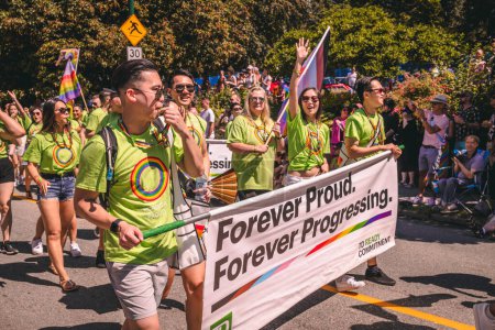 Foto de Vancouver, Canadá - 31 de julio de 2022: La gente camina por la calle Pacific Street con una enorme señal de orgullo eterno (TD) durante el Desfile del Orgullo - Imagen libre de derechos