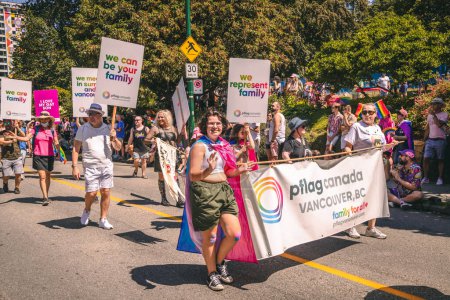 Foto de Vancouver, Canadá - 31 de julio de 2022: La gente está caminando por Pacific Street durante el Desfile del Orgullo. Organización PFLAG. - Imagen libre de derechos