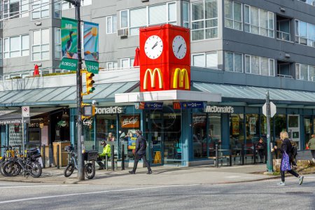 Téléchargez les photos : Vancouver, Canada - 9 mars 2023 : Vue du restaurant McDonald's sur Robson Street - en image libre de droit