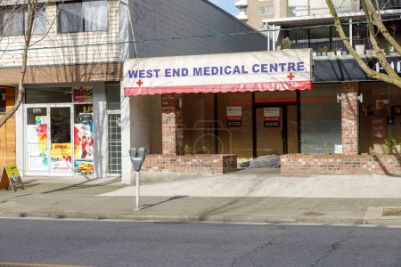 Foto de Vancouver, Canadá - 9 de marzo de 2023: Vista del Centro Médico West End en Robson Street en Vancouver - Imagen libre de derechos