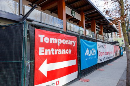 Foto de Vancouver, Canadá - Marzo 9,2023: Vista de la entrada de la tienda Safeway en construcción en la calle Robson - Imagen libre de derechos