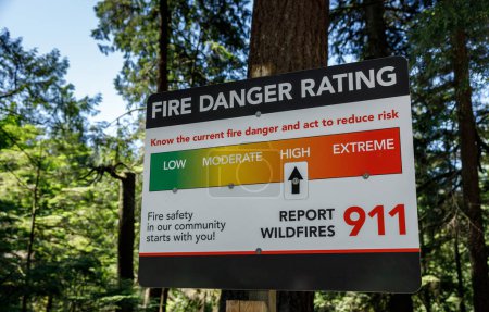 Téléchargez les photos : Vue de l'affiche indiquant la cote de danger d'incendie, qui indique un risque élevé d'incendies de forêt dans la région de Lynn Canyon Park, North Vancouver. - en image libre de droit