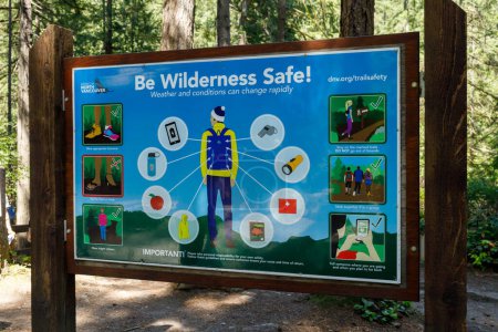 Téléchargez les photos : North Vancouver, Canada - 4 juin 2023 : Vue de l'enseigne Be Wilderness Safe au Lynn Canyon Park - en image libre de droit