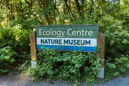 Foto de Vancouver del Norte, Canadá - 4 de junio de 2023: Vista del letrero del Centro Ecológico Lynn Canyon Park y el Museo de la Naturaleza - Imagen libre de derechos