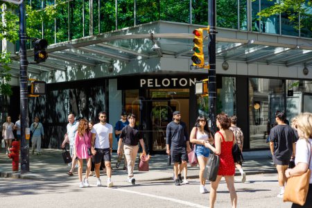 Foto de Vancouver, Canadá - 13 de mayo de 2023: Este video muestra una vibrante tienda Peloton en la bulliciosa calle Robson de Vancouver - Imagen libre de derechos